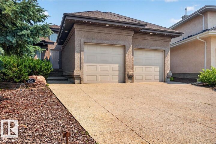 Photo de la propriété:  928 Thompson Place NW  AB T6R 3K4 
