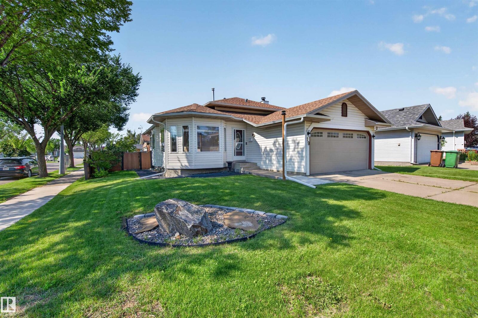 Property Photo: 19 Desmarais Crescent AB T8N 5X7
