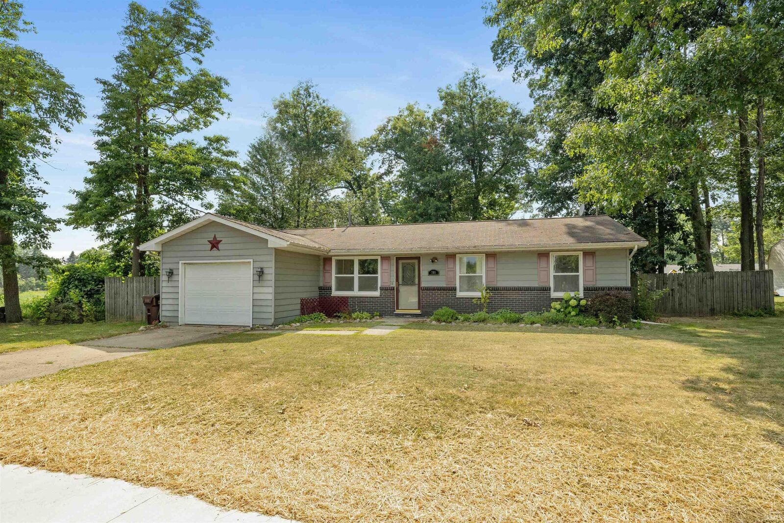 Property Photo: 701 Shawnee Dr Drive IN 46703