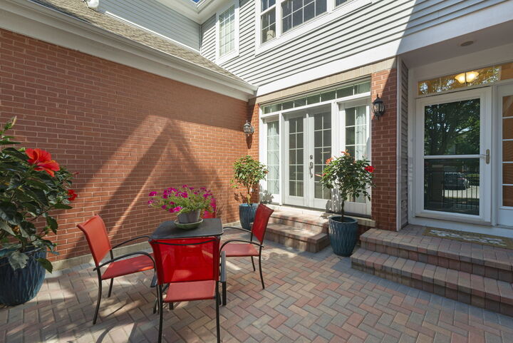 Property Photo: 55 Lakebreeze Court IL 60047