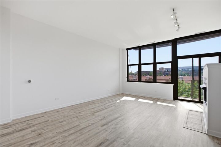 Property Photo: 15 S Throop Street 402 IL 60607