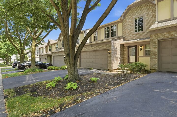 Property Photo: 1404 W Sapphire Drive 1404 IL 60192