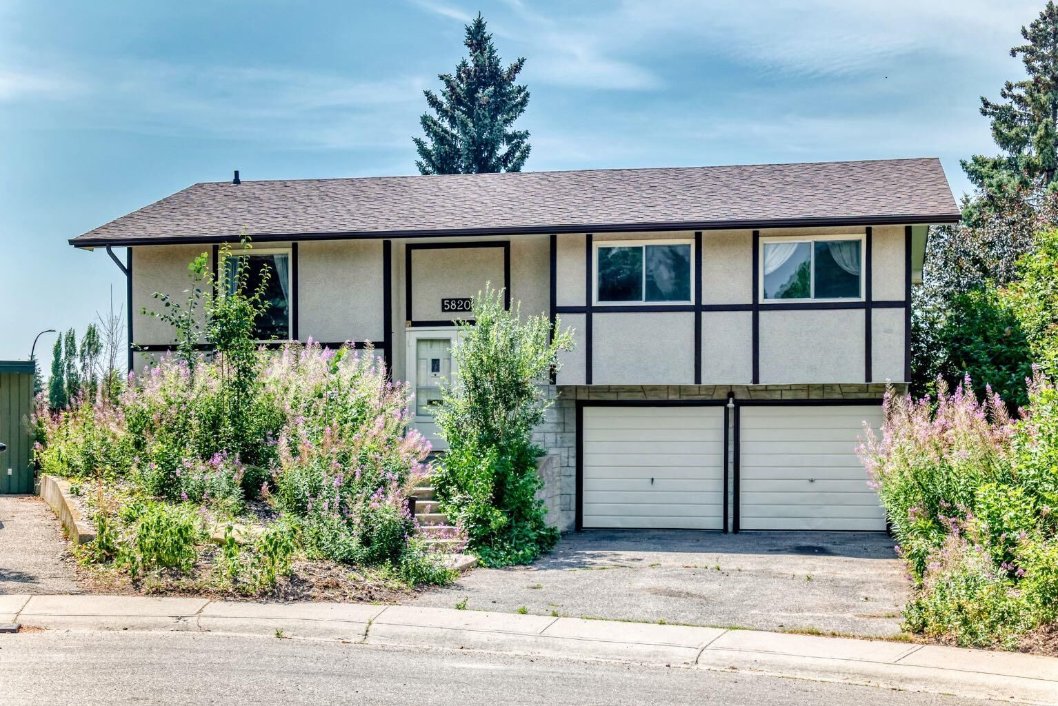 Property Photo: 5820 Dalridge Hill NW AB T3A 1L9