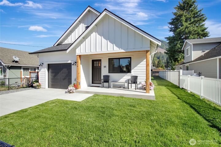Property Photo:  716  Givens Avenue  WA 98241 