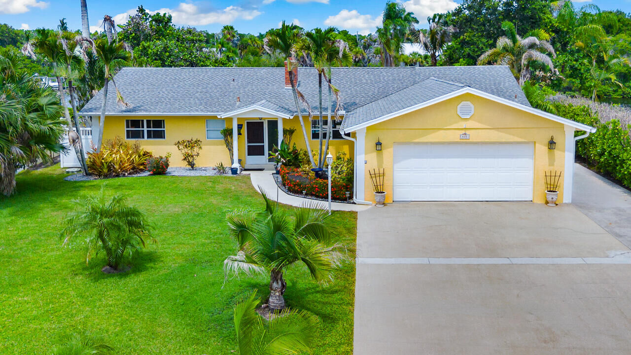 Property Photo:  622 SW Pine Tree Lane  FL 34990 