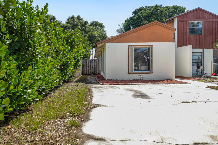 Property Photo: 1242 The 12th Fairway FL 33414