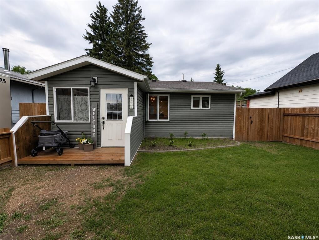 Property Photo: 2009 7th Street SK S0K 3R0