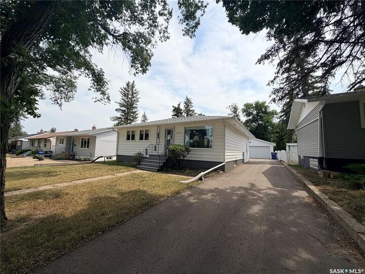 Property Photo: 225 Dominion Road SK S0H 0B0
