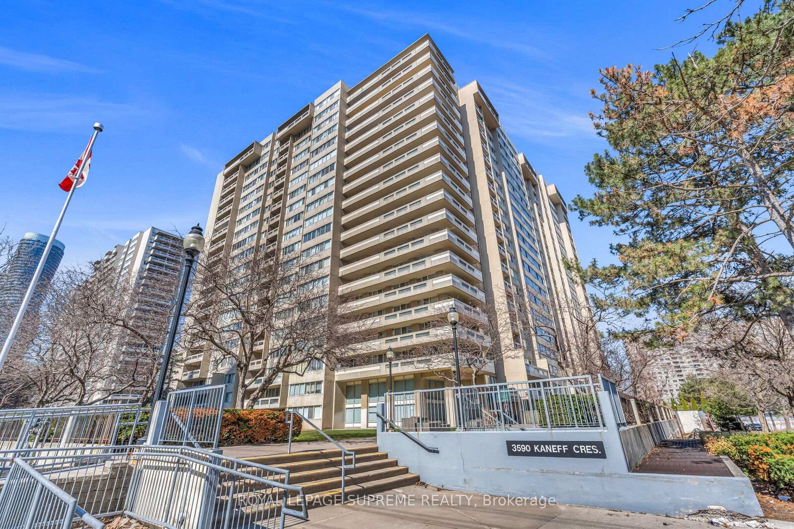Property Photo: 3590 Kaneff Crescent 1907 ON L5A 3X3