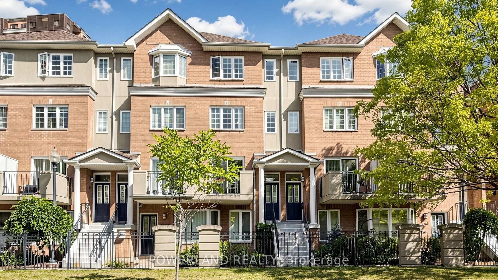 Property Photo: 28 Sommerset Way 1120 ON M2N 6W7