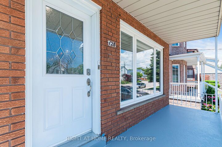 Property Photo:  128 Twenty Second Street Main  ON M8V 3M4 