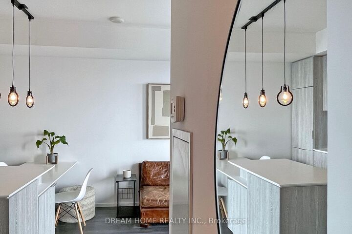 Property Photo: 5 St Joseph Street 3801 ON M4Y 0B6