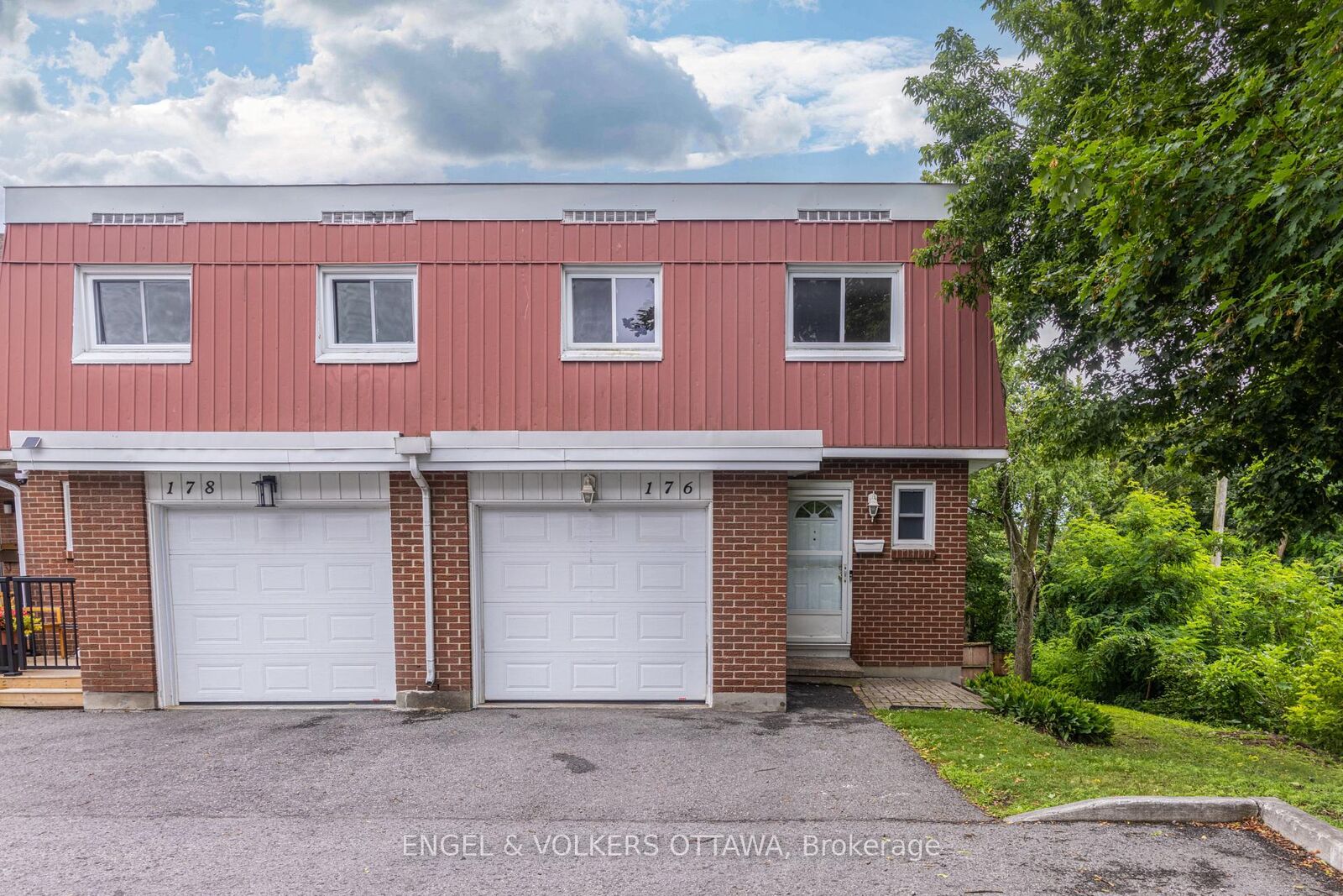 Property Photo:  176 Birch Hill Private  ON K1K 3Y5 
