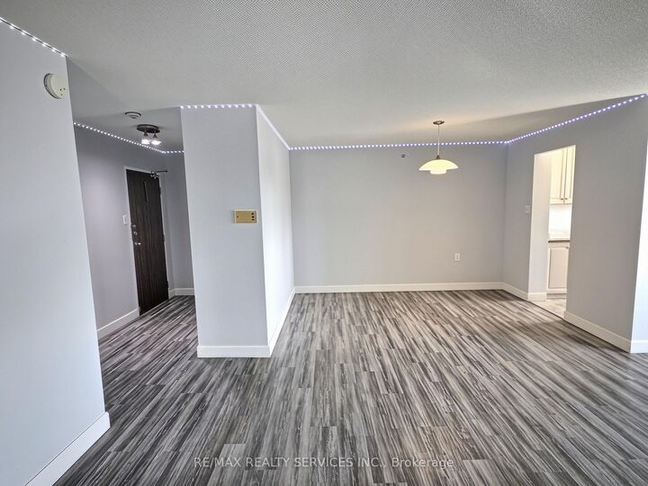 Property Photo:  18 Knightsbridge Road 1812  ON L6T 3X5 