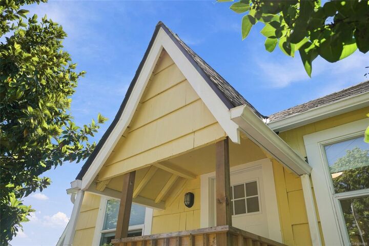 Property Photo:  121 Pine St  BC V9R 2B4 
