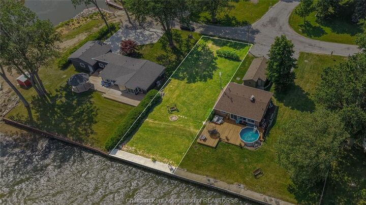 Property Photo: 85 Island Crescent ON N0P 2L0