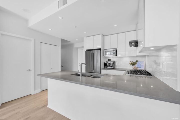 Property Photo: 1788 Gilmore Avenue 1701 BC V5C 0L5