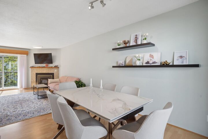 Property Photo:  220 W 16th Street 4  BC V7M 1T6 