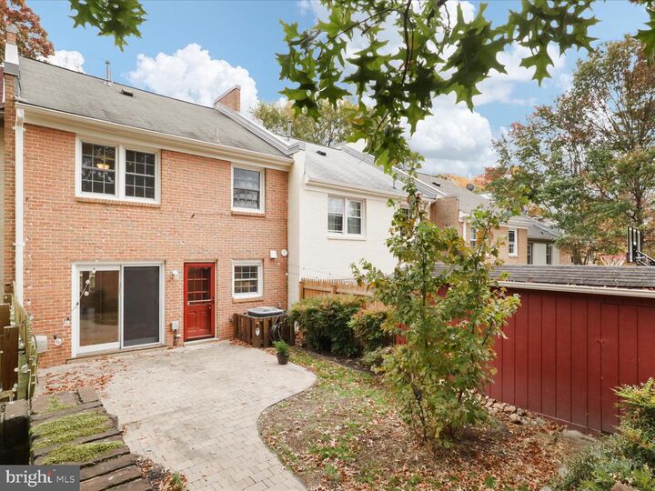 Property Photo: 6004 Waterbury Court VA 22152