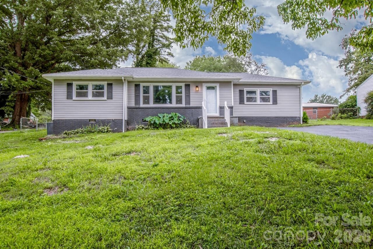 Property Photo:  1317 Meadowbrook Circle  NC 28144 
