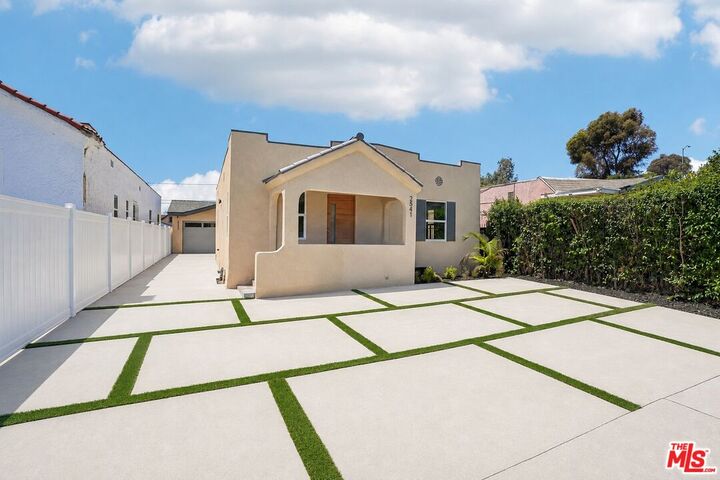 Property Photo:  2541 Carmona Ave  CA 90016 