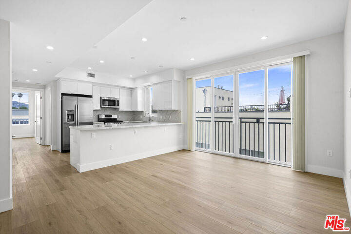 Property Photo:  11042 La Maida St, Unit 203  CA 91601 