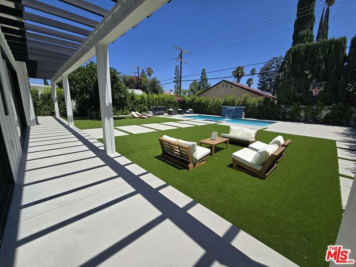 Property Photo: 5012 Enfield Ave CA 91316