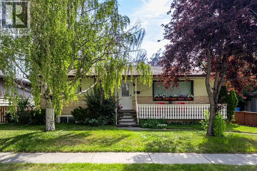 Property Photo:  2812 24 Street Northwest  AB T2M 3Z3 