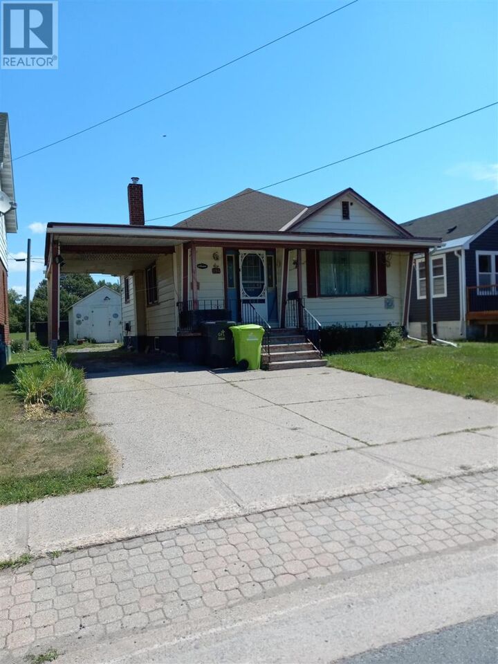 194 Wellington St E — photo 1