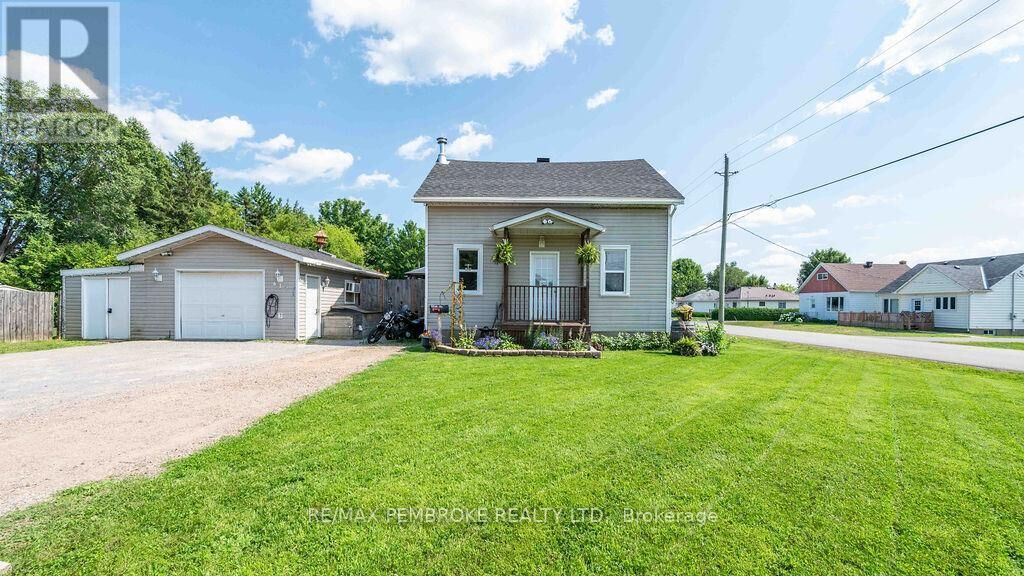Property Photo:  617 Third Avenue South  ON K8A 5H1 