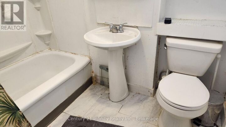 Property Photo: 134 Simcoe Street South 2 ON L1H 4G9