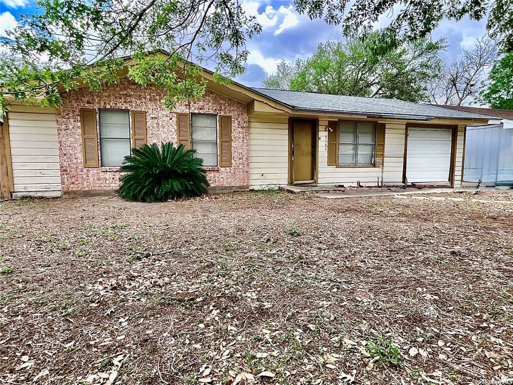 Property Photo: 1106 E Hutchinson Street E TX 78102