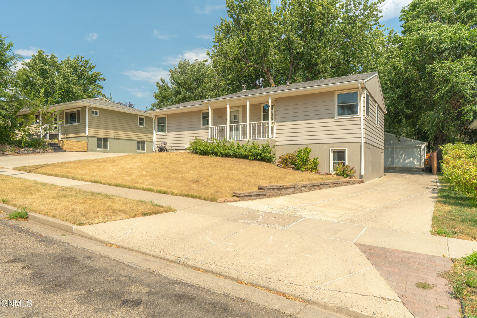 Property Photo:  406 West Avenue F  ND 58501 