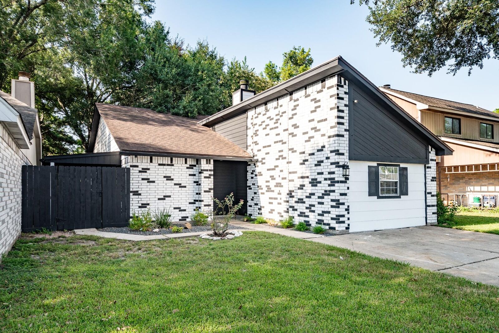 Property Photo:  30 Crestbriar Court  TX 77521 