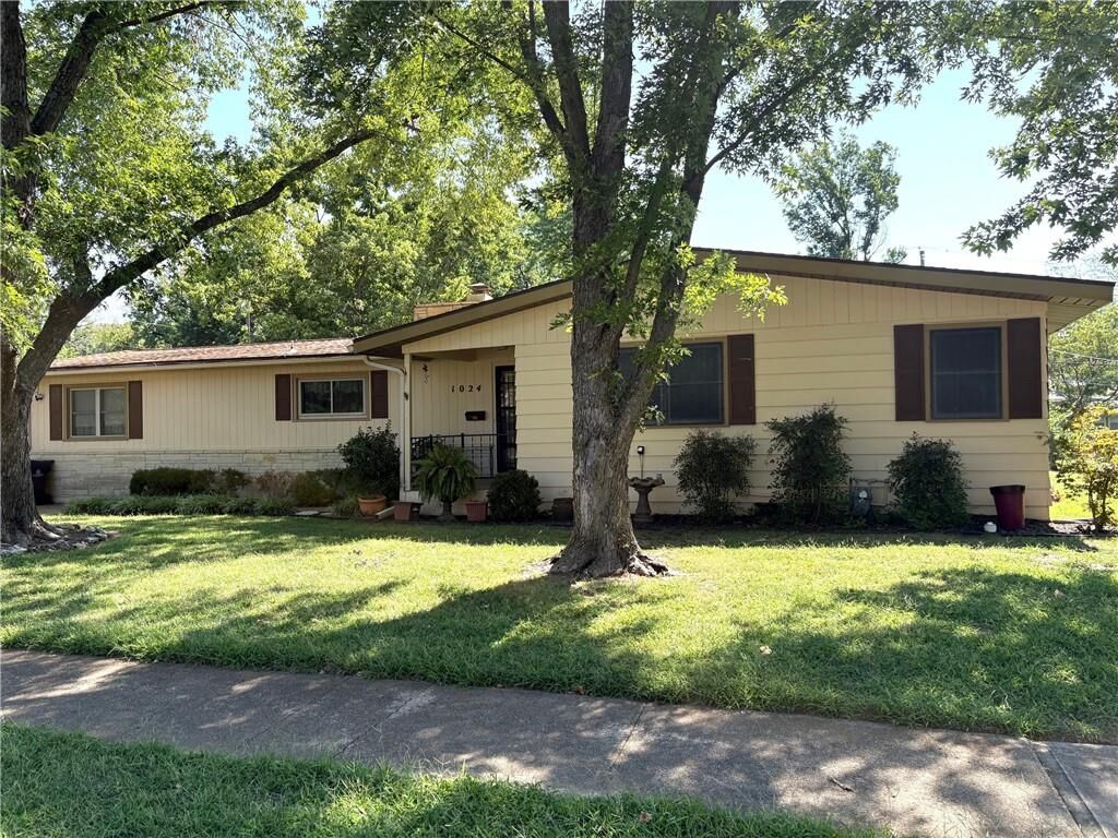Property Photo: 1024 N 17th Place KS 67301