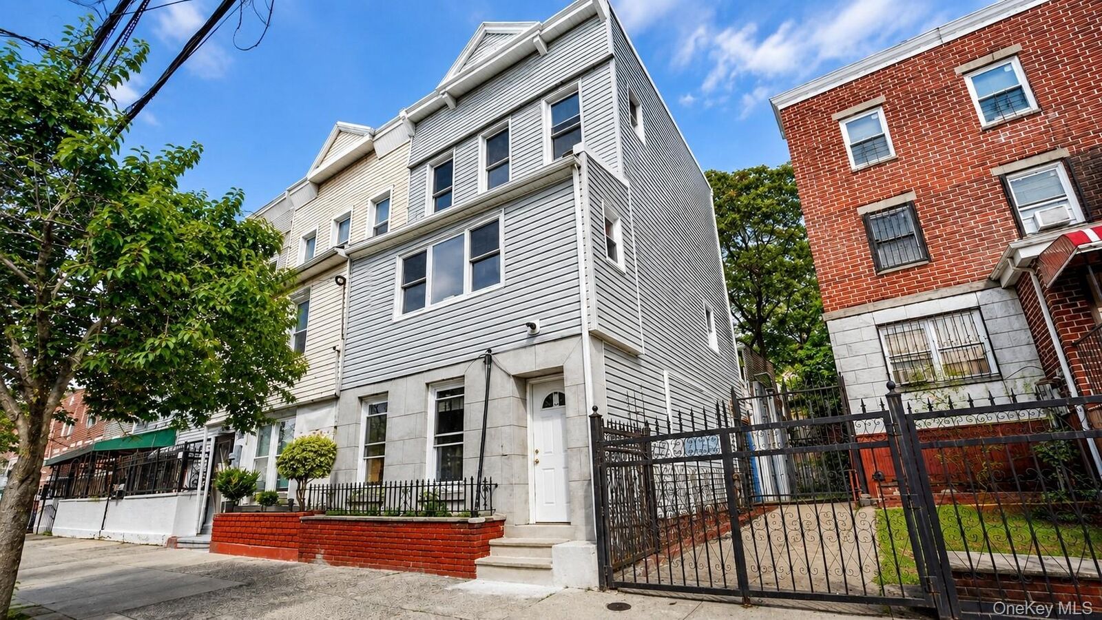 Property Photo:  2040 Washington Avenue  NY 10457 