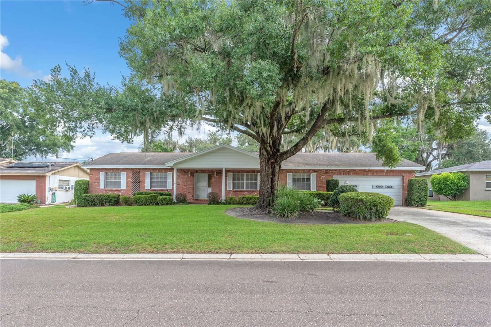 Property Photo: 110 Ashbrook Drive FL 33511
