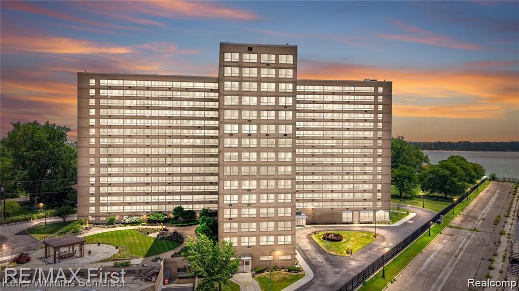 Property Photo:  8900 E Jefferson Avenue 1516  MI 48214 4180 