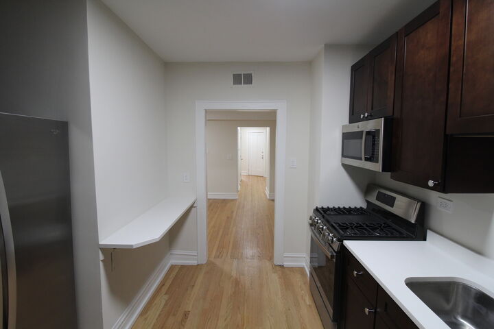 Property Photo:  6307 N Mozart Street 2N  IL 60659 