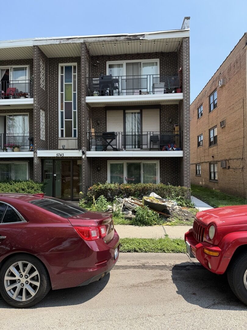 Property Photo: 5743 S Kenton Avenue 1S IL 60629