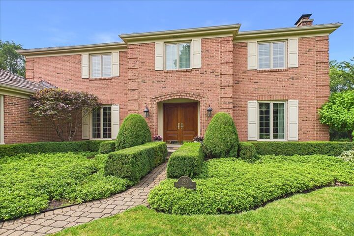 Property Photo:  120 W Blackthorn Lane  IL 60045 