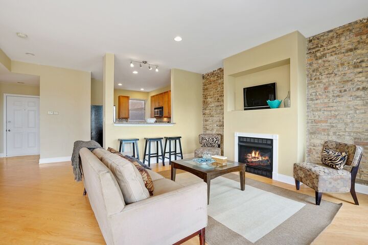 Property Photo:  5884 N Ridge Avenue 3  IL 60660 