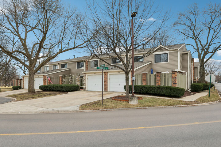 Property Photo:  105 W Dover Drive  IL 60056 