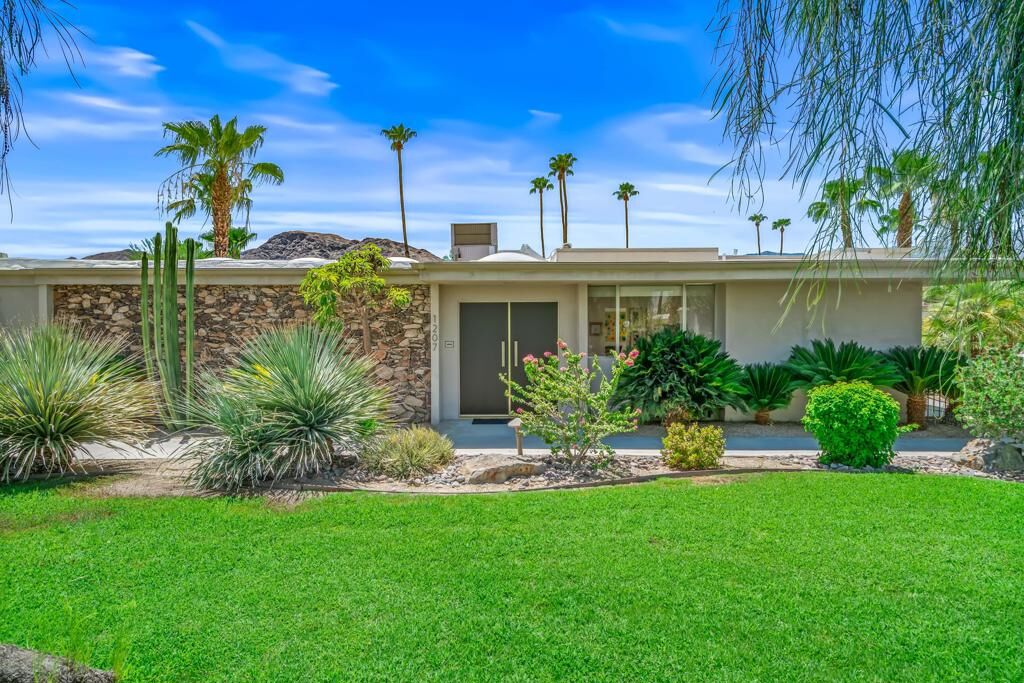 Property Photo:  1207 Tamarisk West Street  CA 92270 