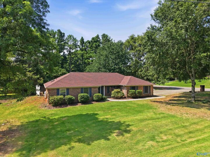 Property Photo: 220 Bent Oak Circle AL 35749