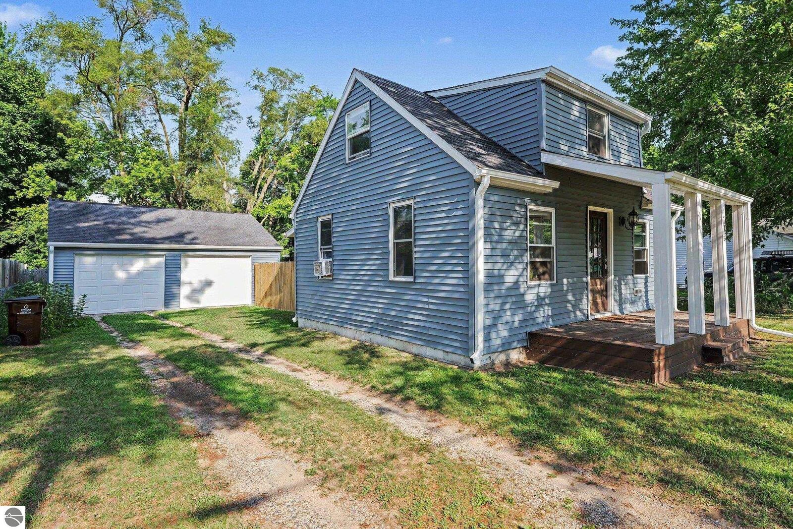 Property Photo: 703 N Henry Street MI 48858