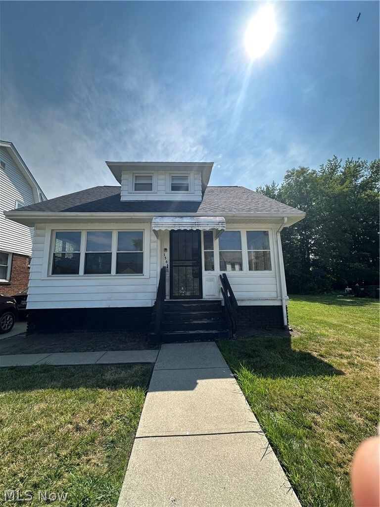 Property Photo:  1566 E 204 Street E  OH 44117 