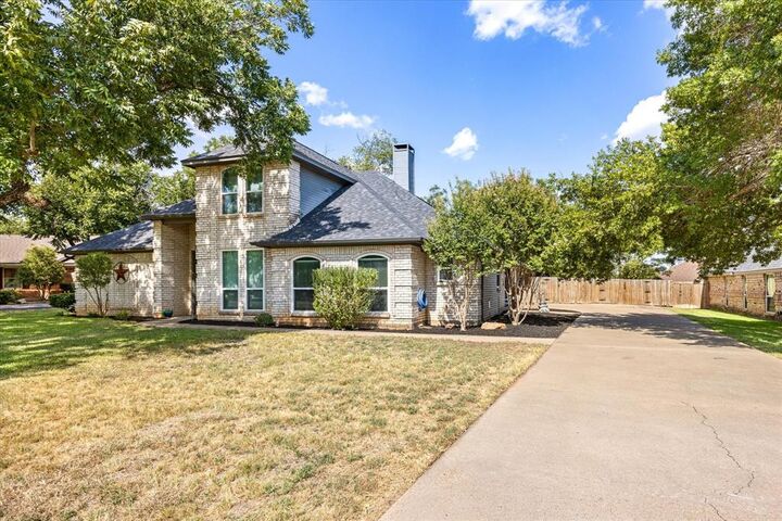 Property Photo: 6105 Belvidere Circle TX 76049