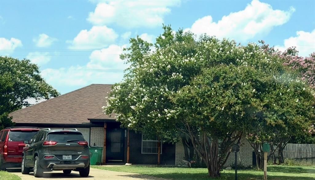 Property Photo: 625 Linda Court TX 76058