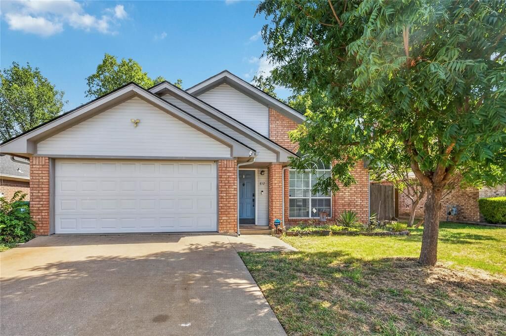 Property Photo: 812 Brittany Drive TX 76209